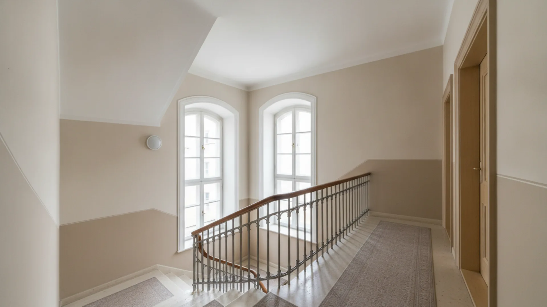 Gepflegtes Münchner Treppenhaus als typisches Verwaltungsobjekt